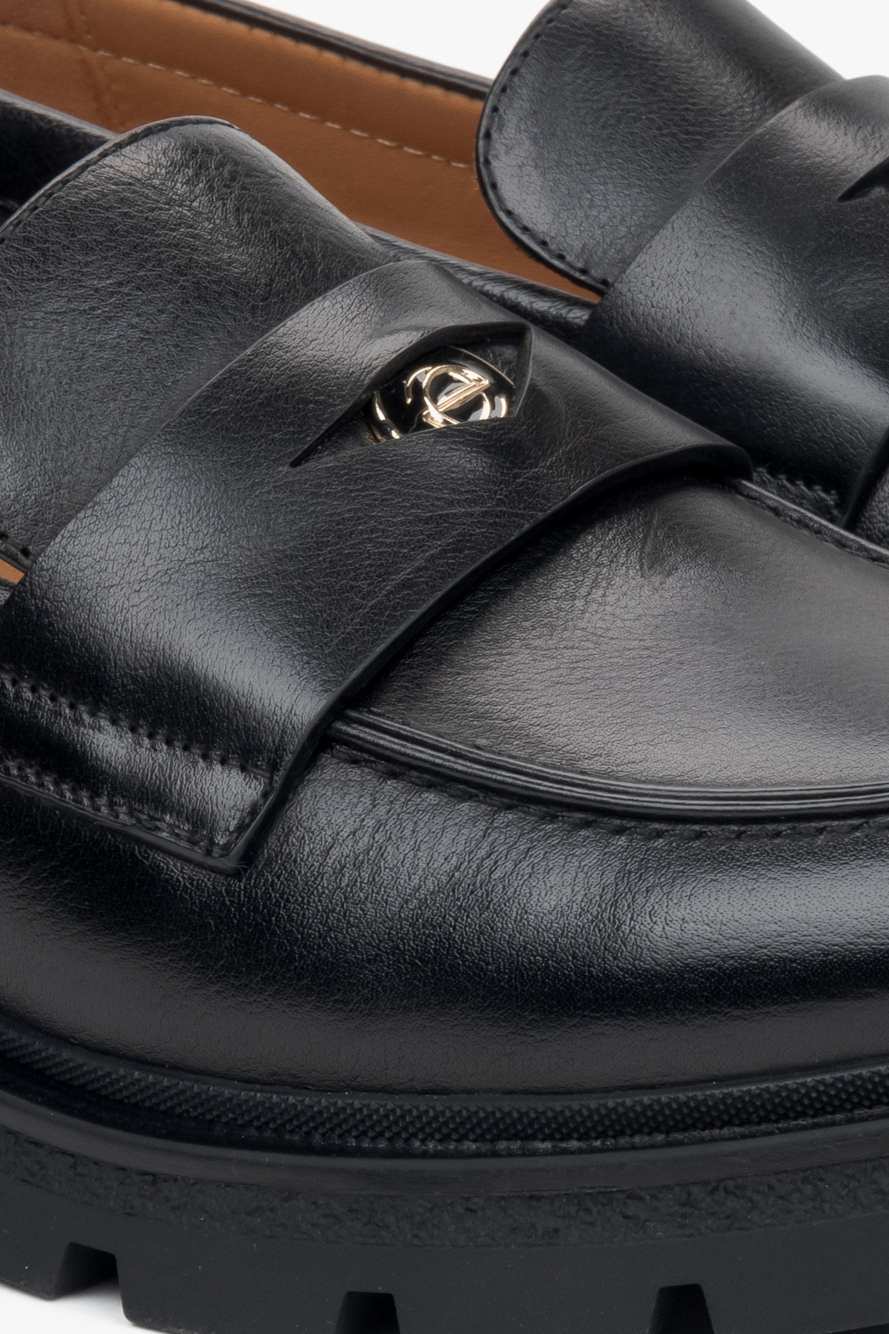 Black leather moccasins Estro - close-up of the details.