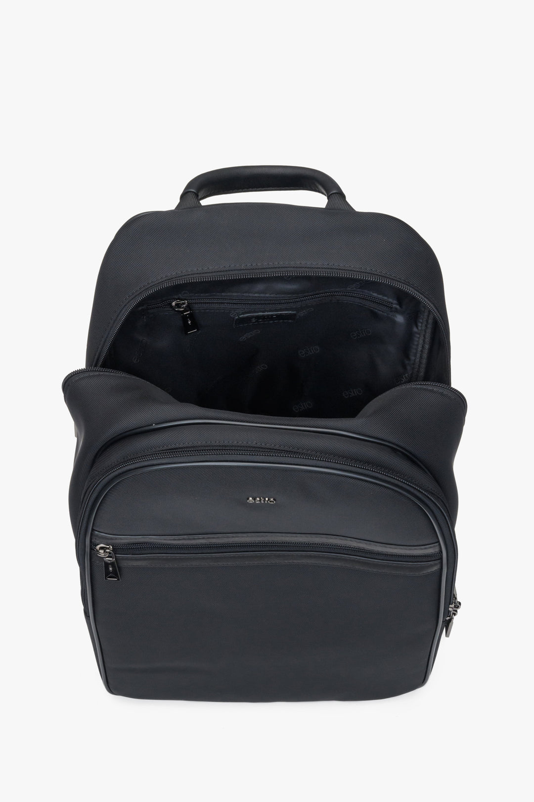 Men's black  backpack with adjustable straps by Estro - close-up on the interior of the model.