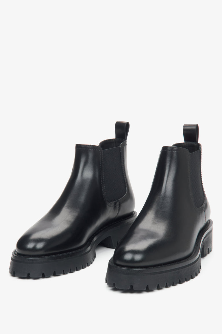 Black low-top Chelsea boots for women made of genuine leather by Estro - front view of the model.