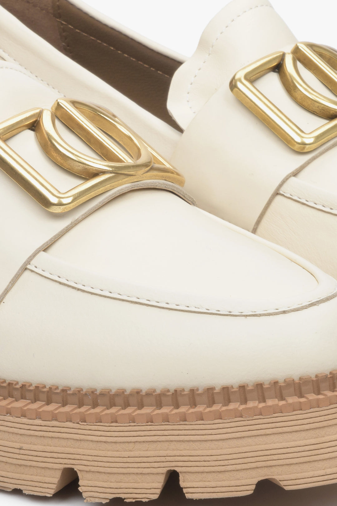 Women's light beige leather loafers with gold chain by Estro - presentation of the shoe side and heel counter.