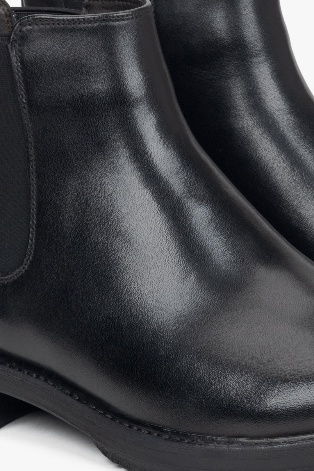 Estro men's black leather Chelsea boots – close-up of details.