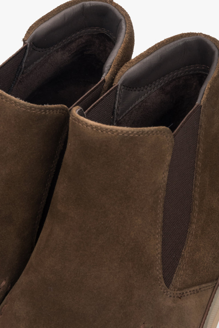 Slip-on men's chelsea boots Estro in dark brown natural velour – close-up of the toe area.