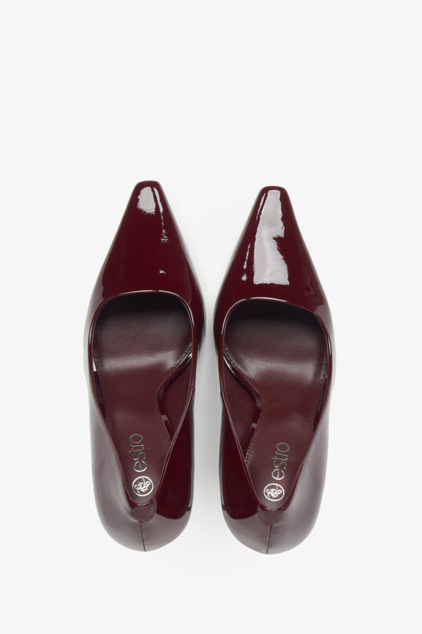 Estro burgundy women's high heels made of patent leather with a pointed toe - top view presentation.