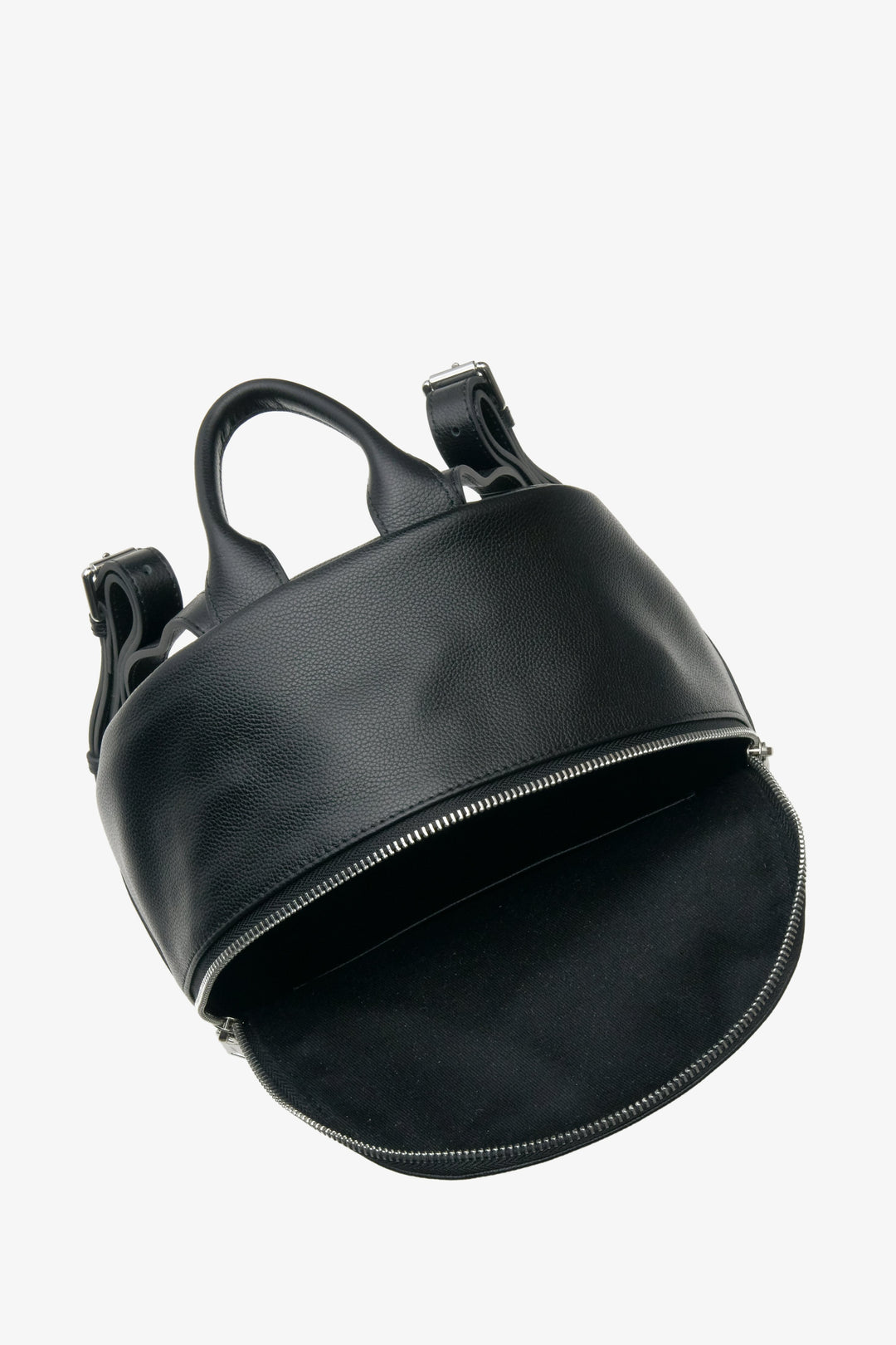 Black leather Estro backpack - close-up on the interior of the model.