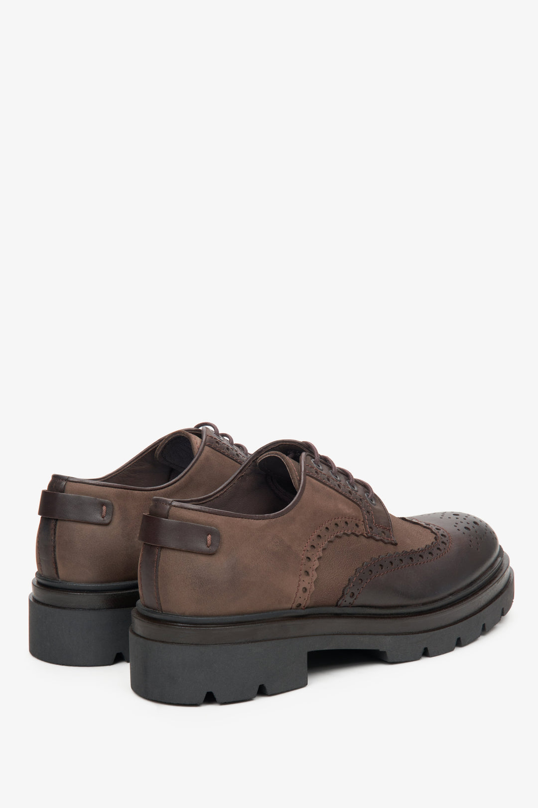 Men's leather brown shoes by Estro - close-up on the heel and side stripe.