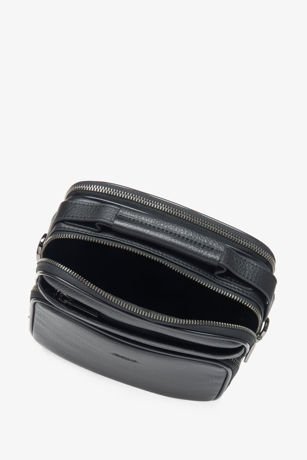 Stylish men's shoulder bag with an adjustable strap in classic black, made of genuine leather, by Estro - top view presentation.