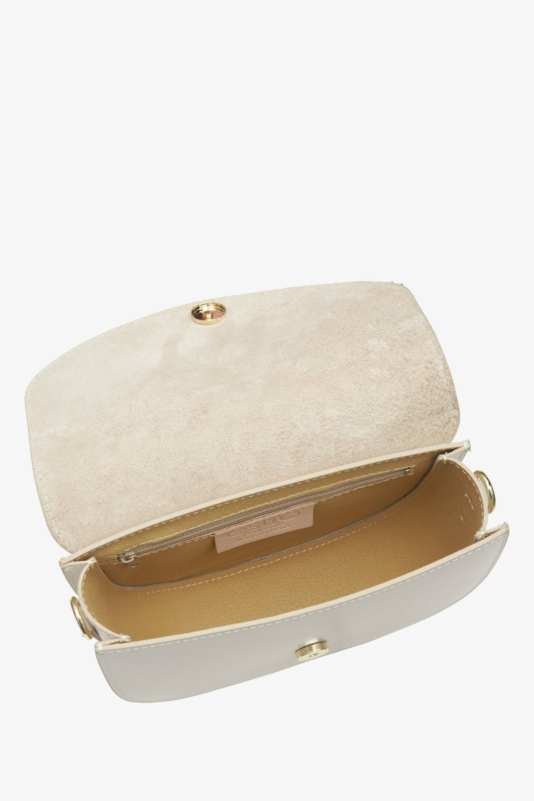 Women's cream beige Estro handbag made of genuine leather - close-up on the interior of the model.