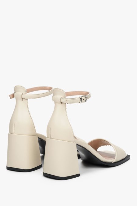 Women's leather Estro sandals with a block heel in beige color - close-up of the heel.