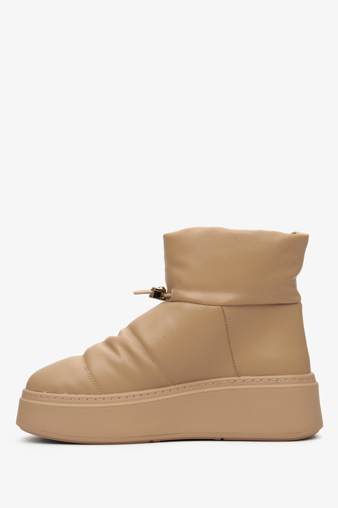 Winter women's snow boots by Estro with a cuff in brown color.