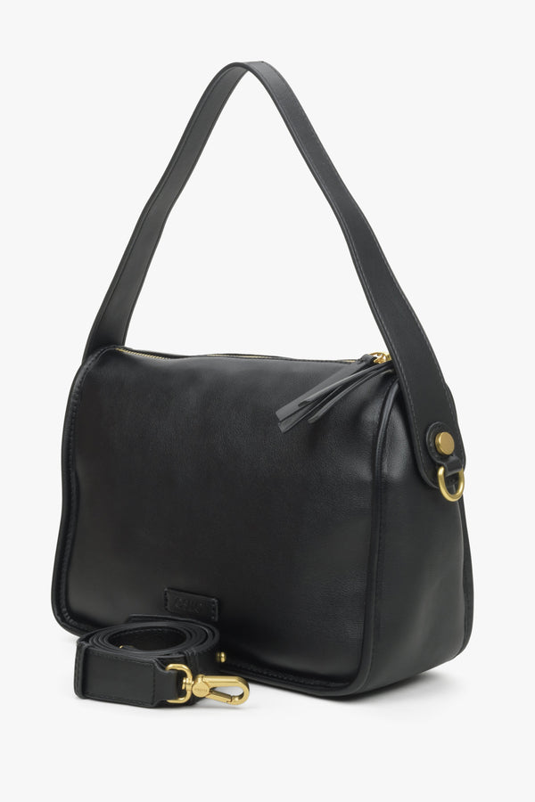 Estro women's black leather shoulder bag.