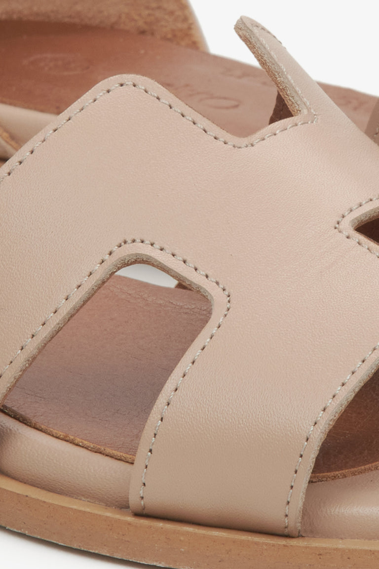 Estro women's beige leather sandals  - close-up on detail.