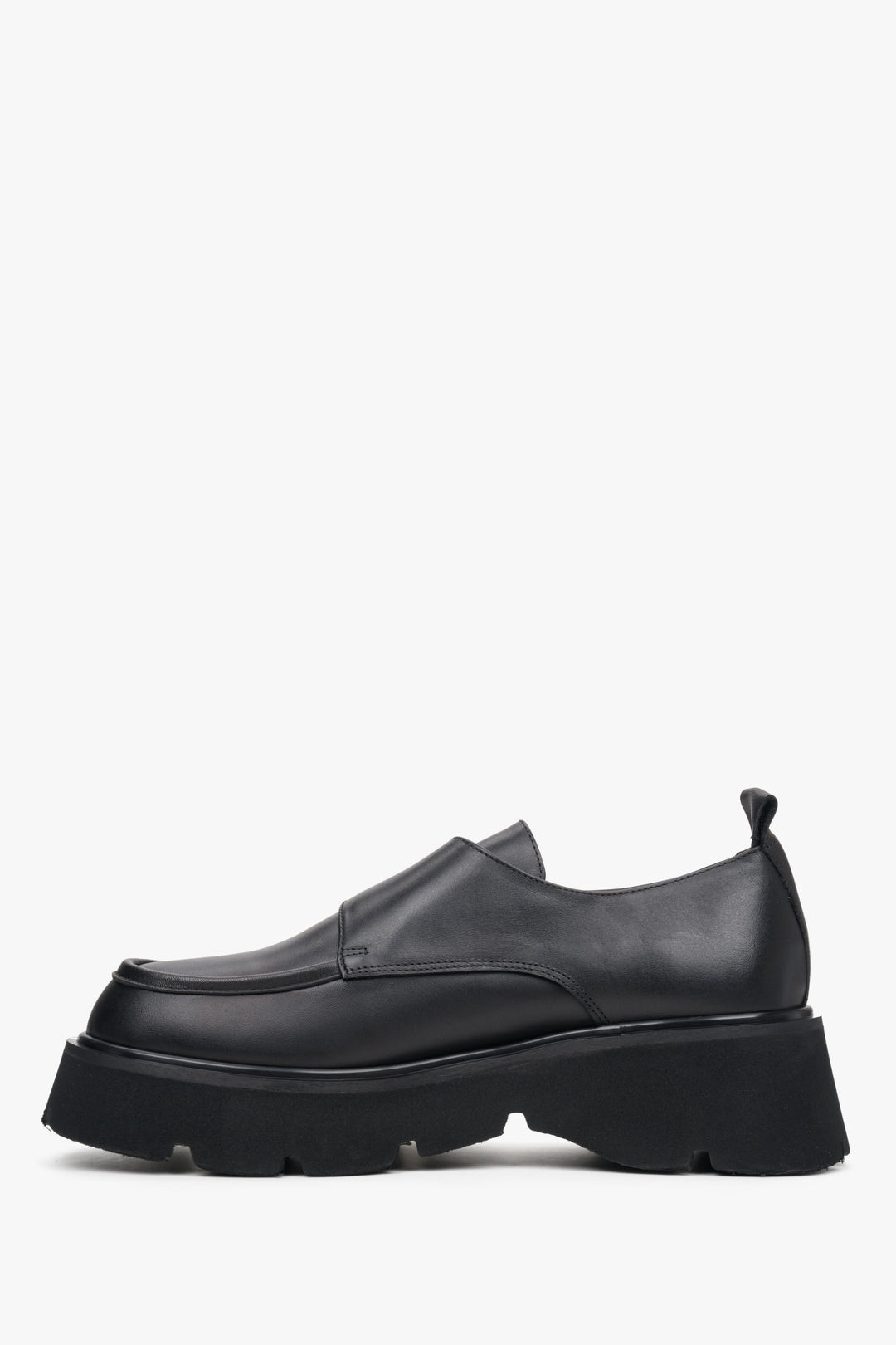 Black leather shoes by Estro - shoe profile.