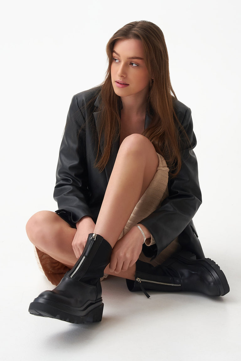 Women's Estro leather boots in black for spring and autumn.