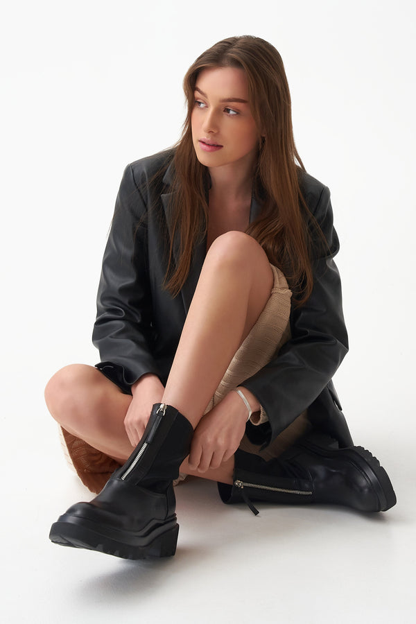 Women's Estro leather boots in black for spring and autumn.