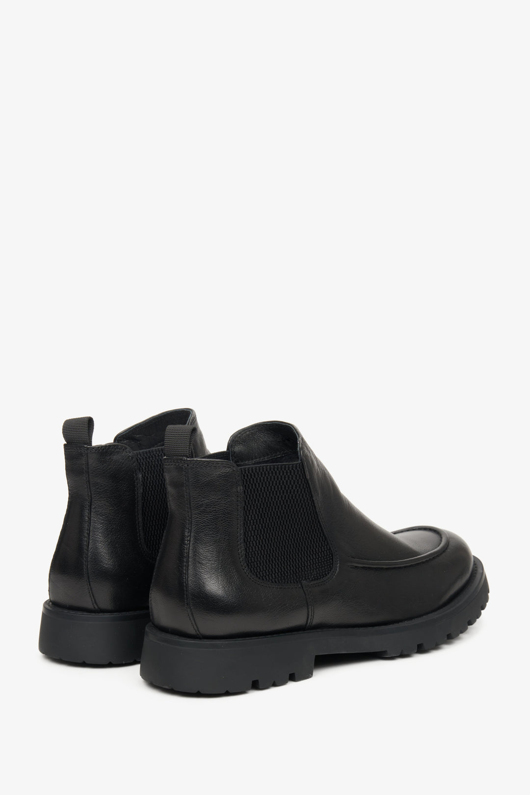 Low men's ankle boots by Estro - presentation of the side seam and heel of the boot.