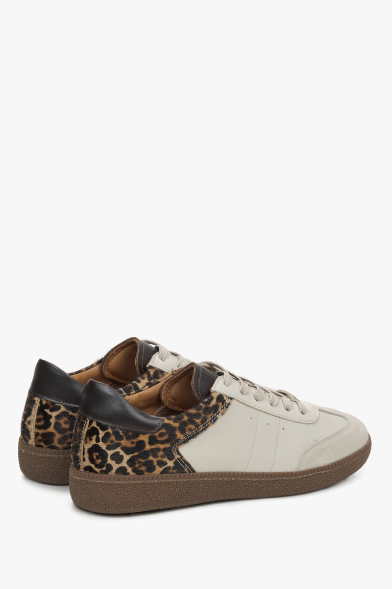 Women's beige sneakers made of genuine leather with an Estro leopard pattern.