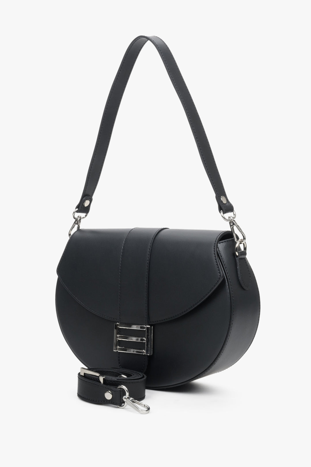 Women's black leather handbag with two adjustable straps by Estro - model presentation with a short handle.