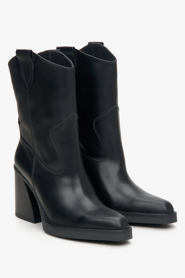 Heeled cowboy boots in black.