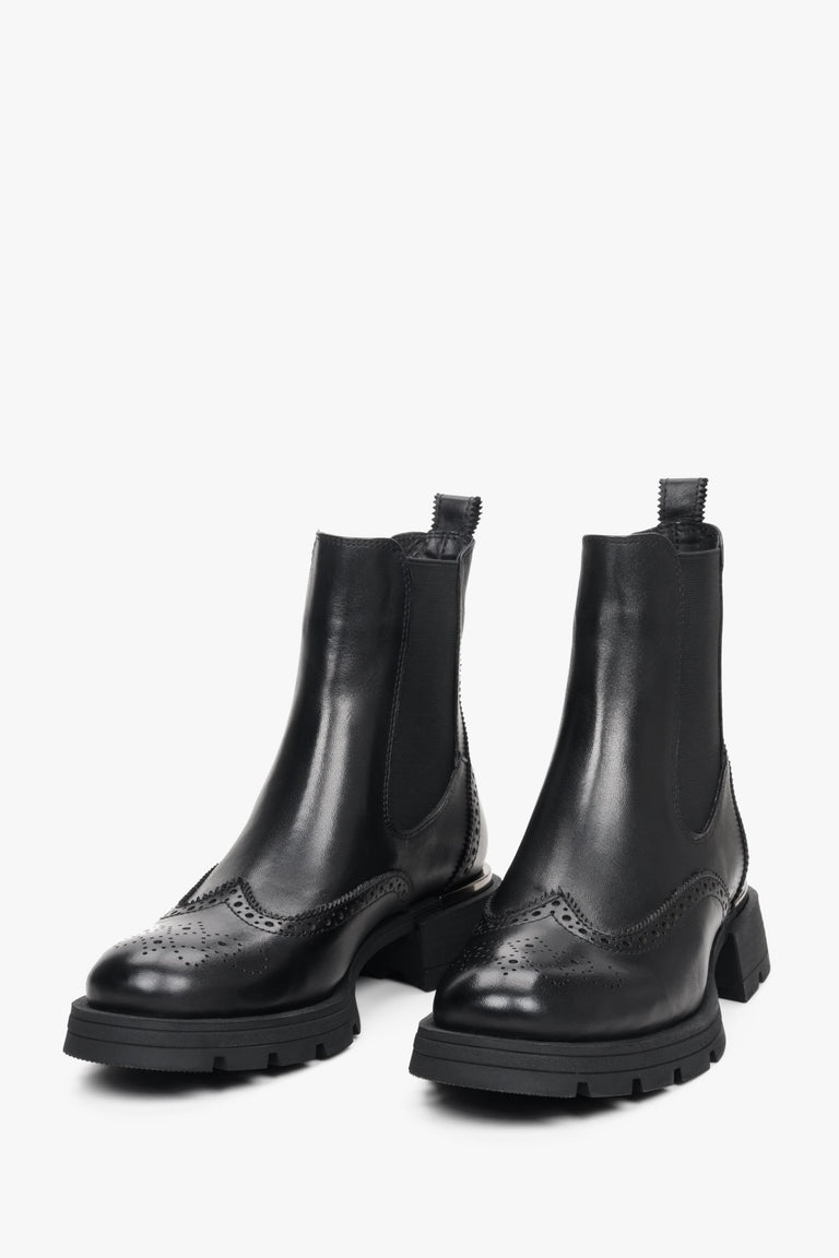 Women's casual ankle boots in black Estro for fall.