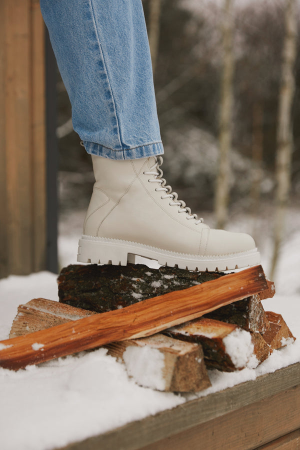 Women's leather boots by Estro in beige made of genuine leather - presentation on a model.