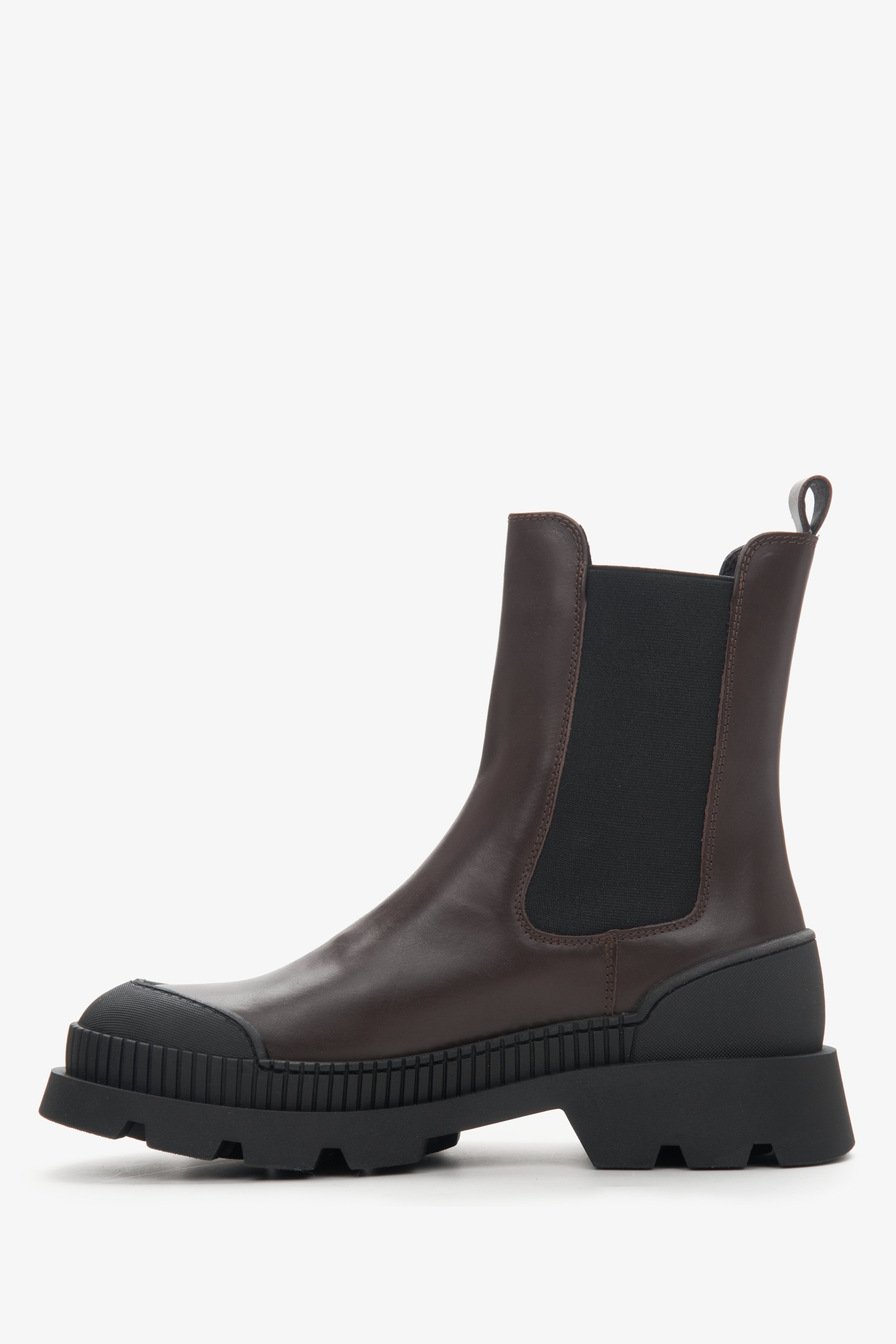 Brown and black Estro women's Chelsea boots made of genuine leather - shoe profile.