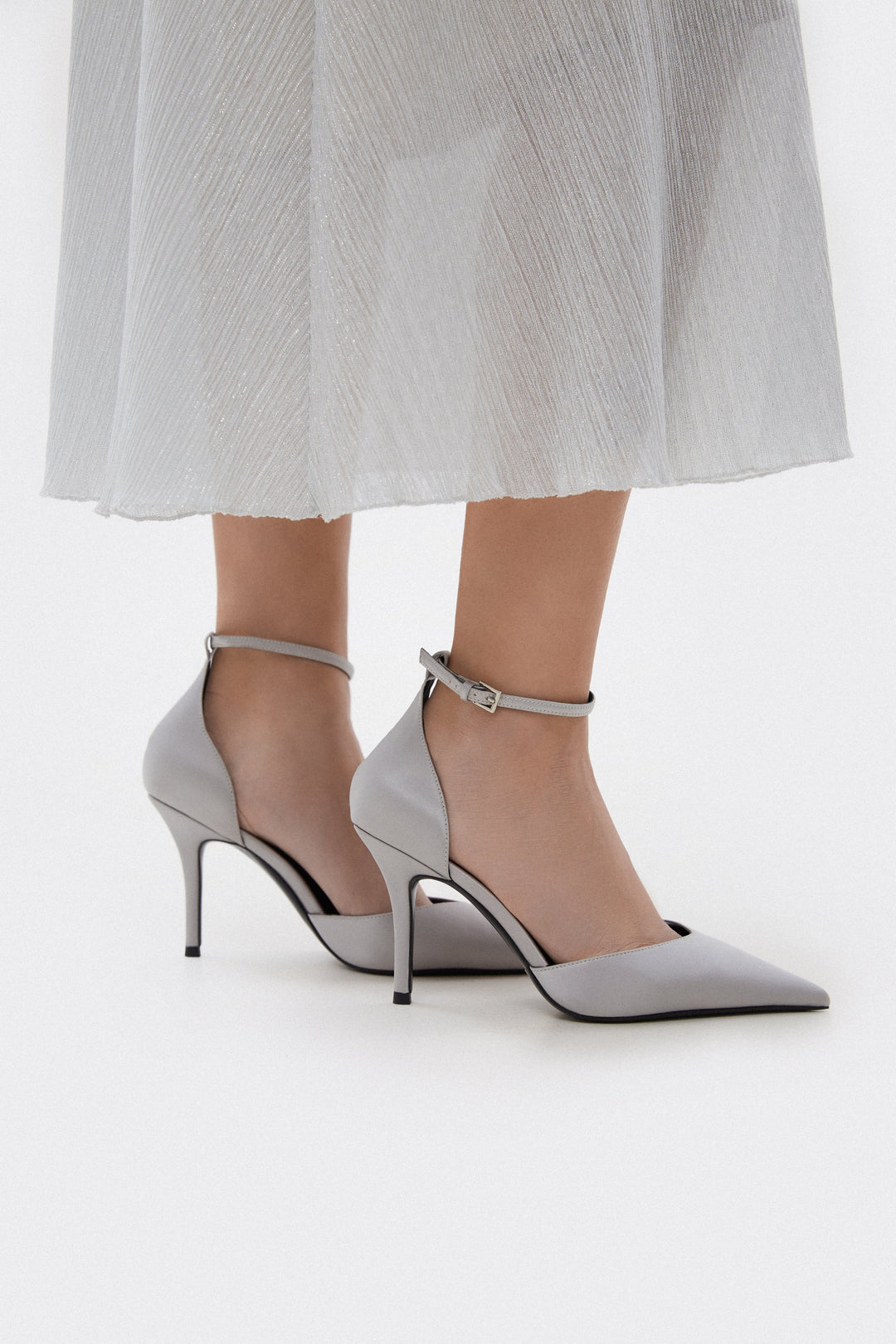 Women's grey pointed toe pumps with crystals Estro x MustHave - presentation on a model.