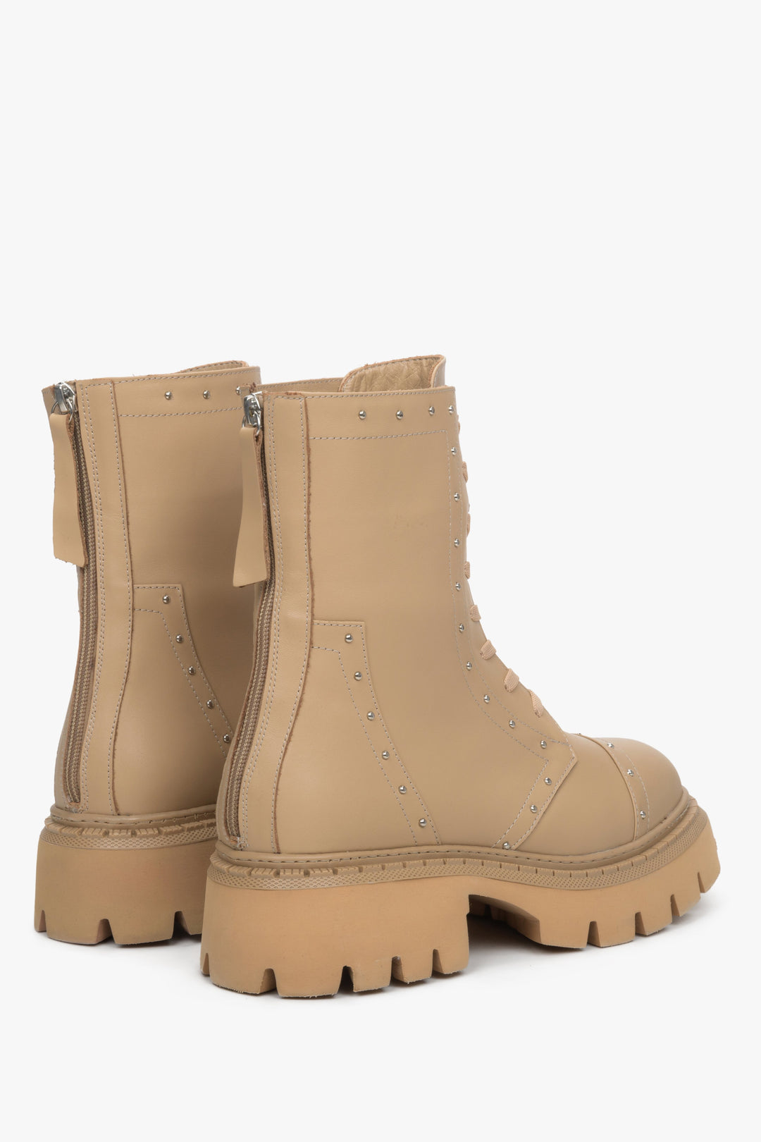 Beige leather insulated ankle boots Estro - a close-up on a shoeline.