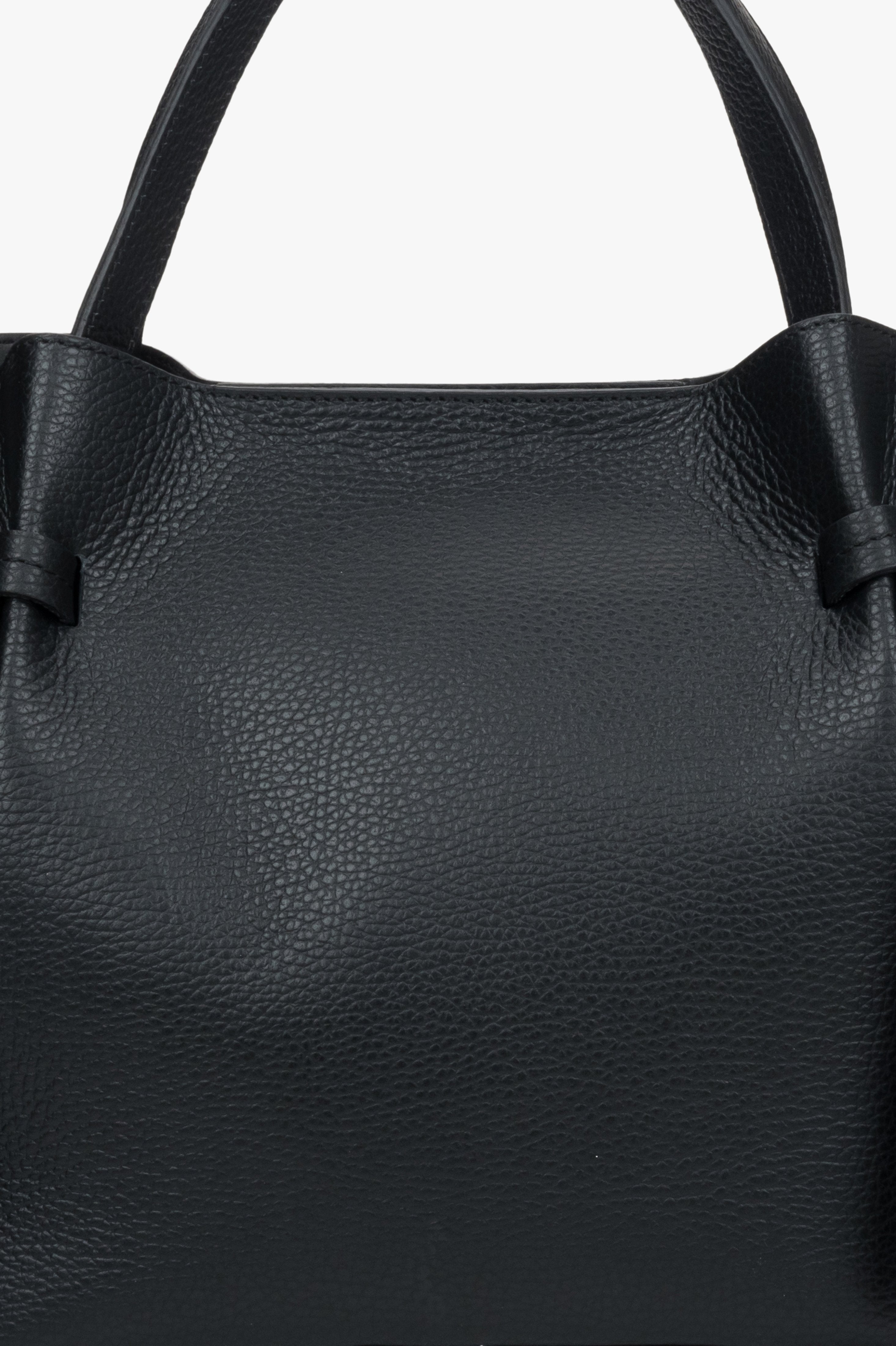 Elegant women's black handbag by Estro - close-up of the texture of the model.