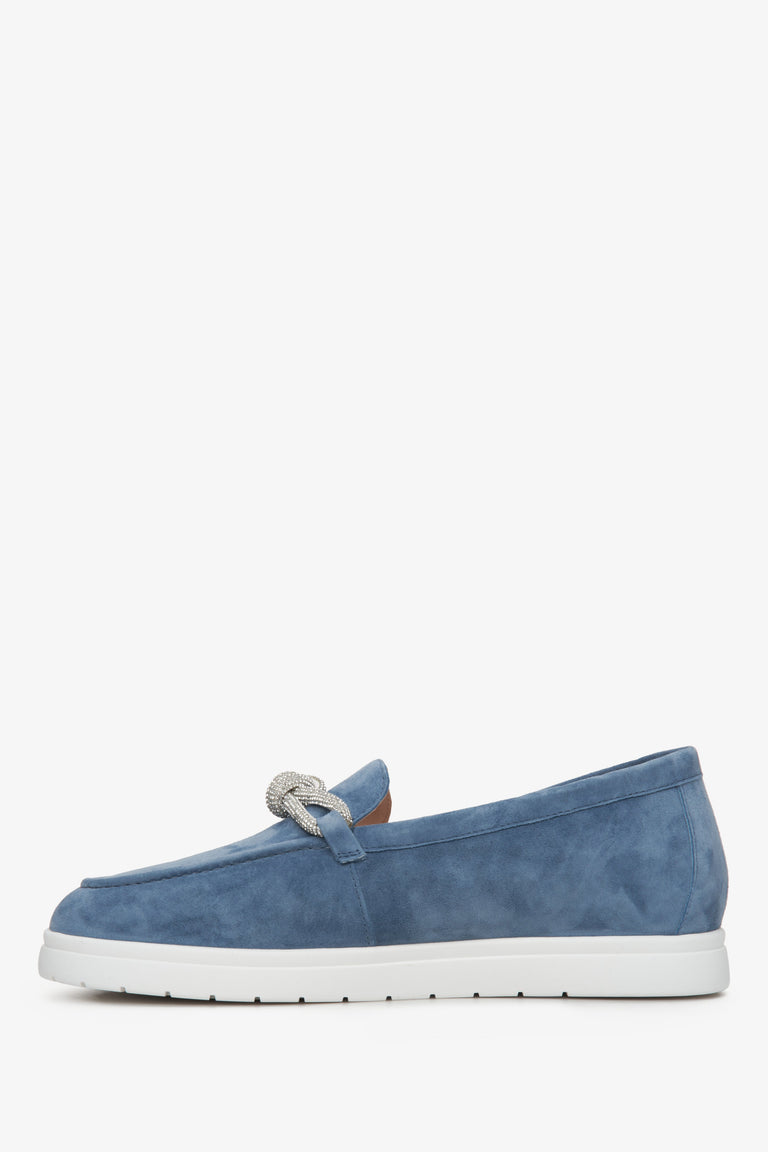 Estro women's velour moccasins in blue - shoe profile.