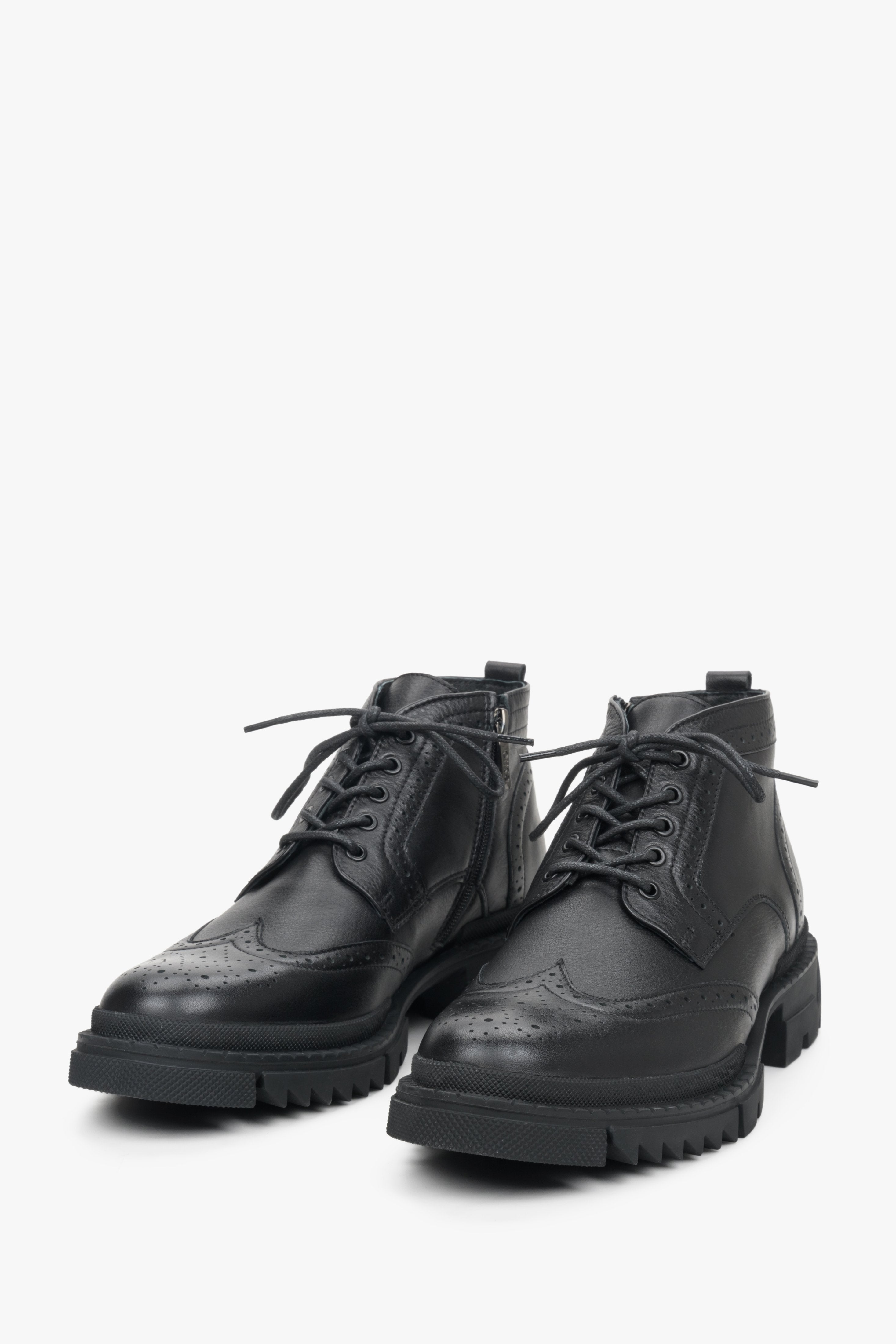 Tall Estro men's boots made from genuine black leather.