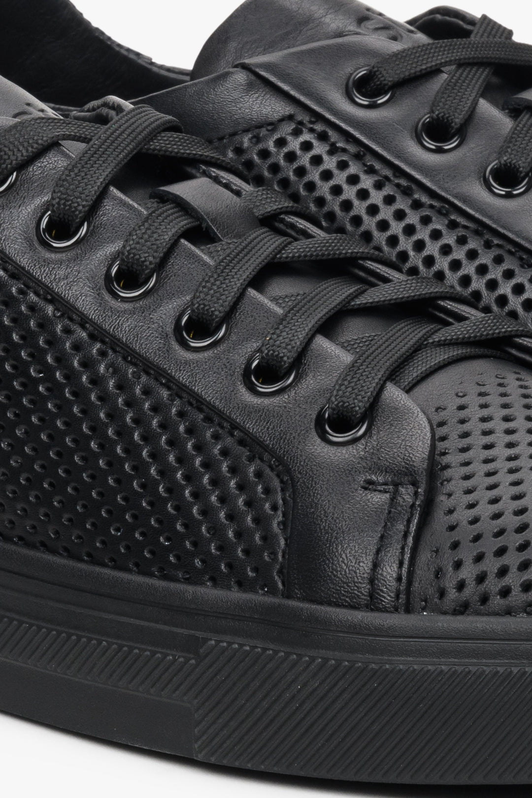 Estro men's black summer sneakers with perforations and laces - close-up on the details.
