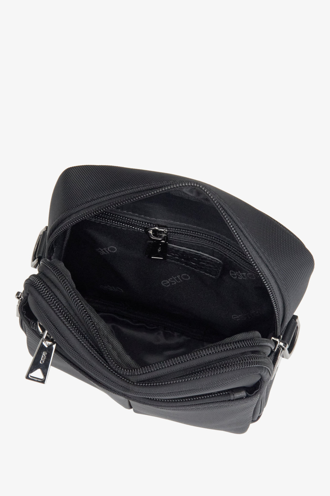  Close-up on the interior of the men's  black bag by Estro.