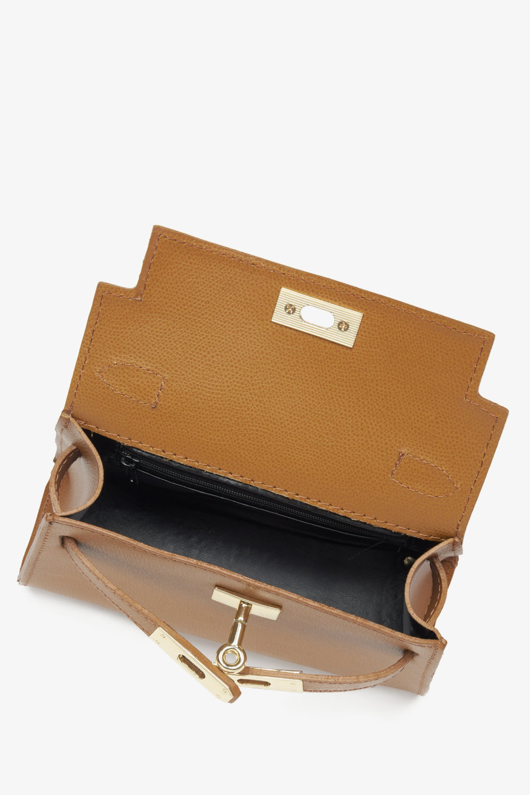 Light brown women's satchel handbag made with premium Italian genuine leather from Estro - a close-up on teh main compartment.