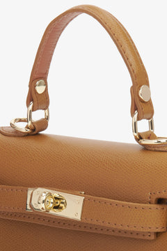 Estro’s women's satchel handbag in light brown, crafted from premium Italian genuine leather - details.
