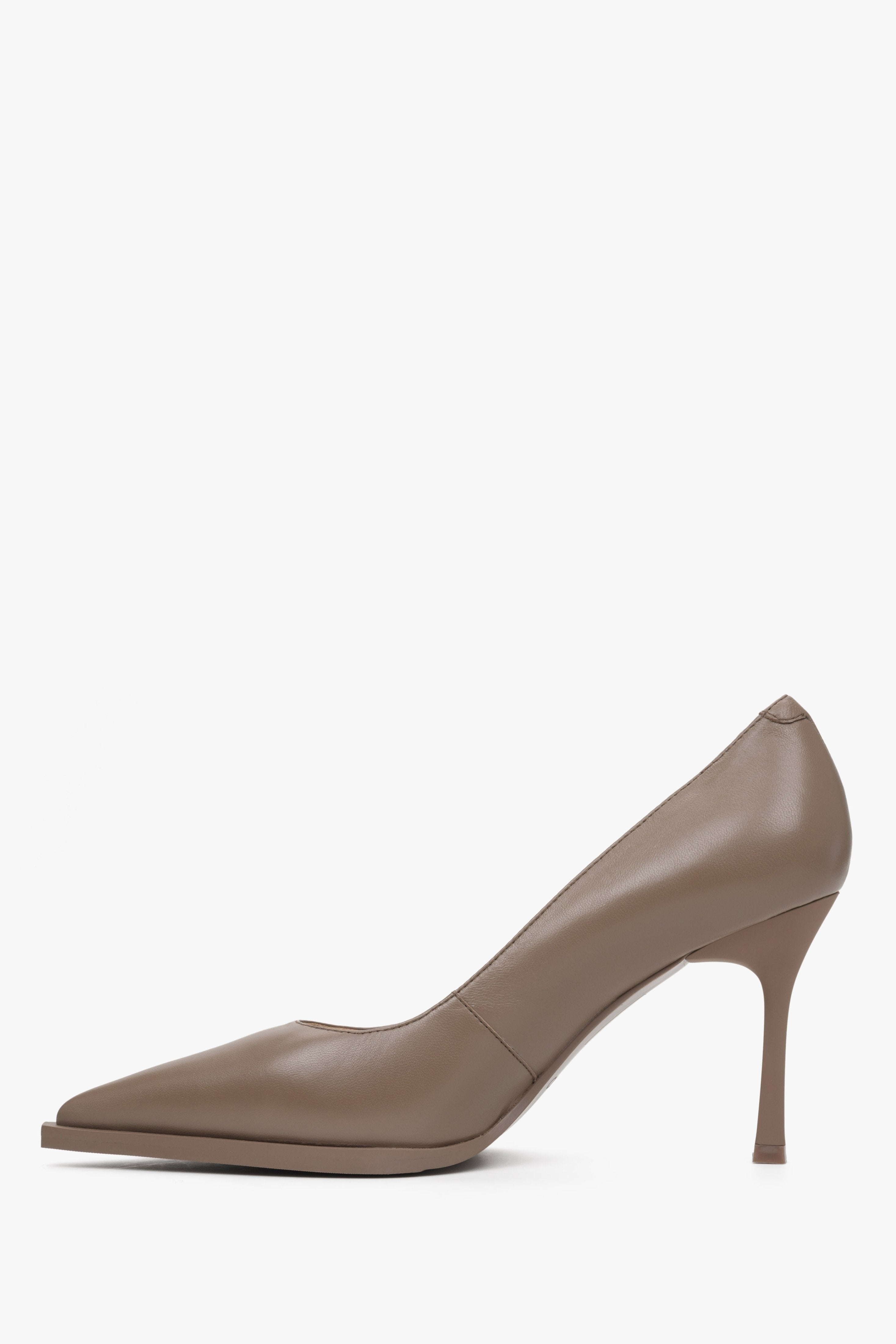 Women's brown leather pumps by Estro - shoe profile.