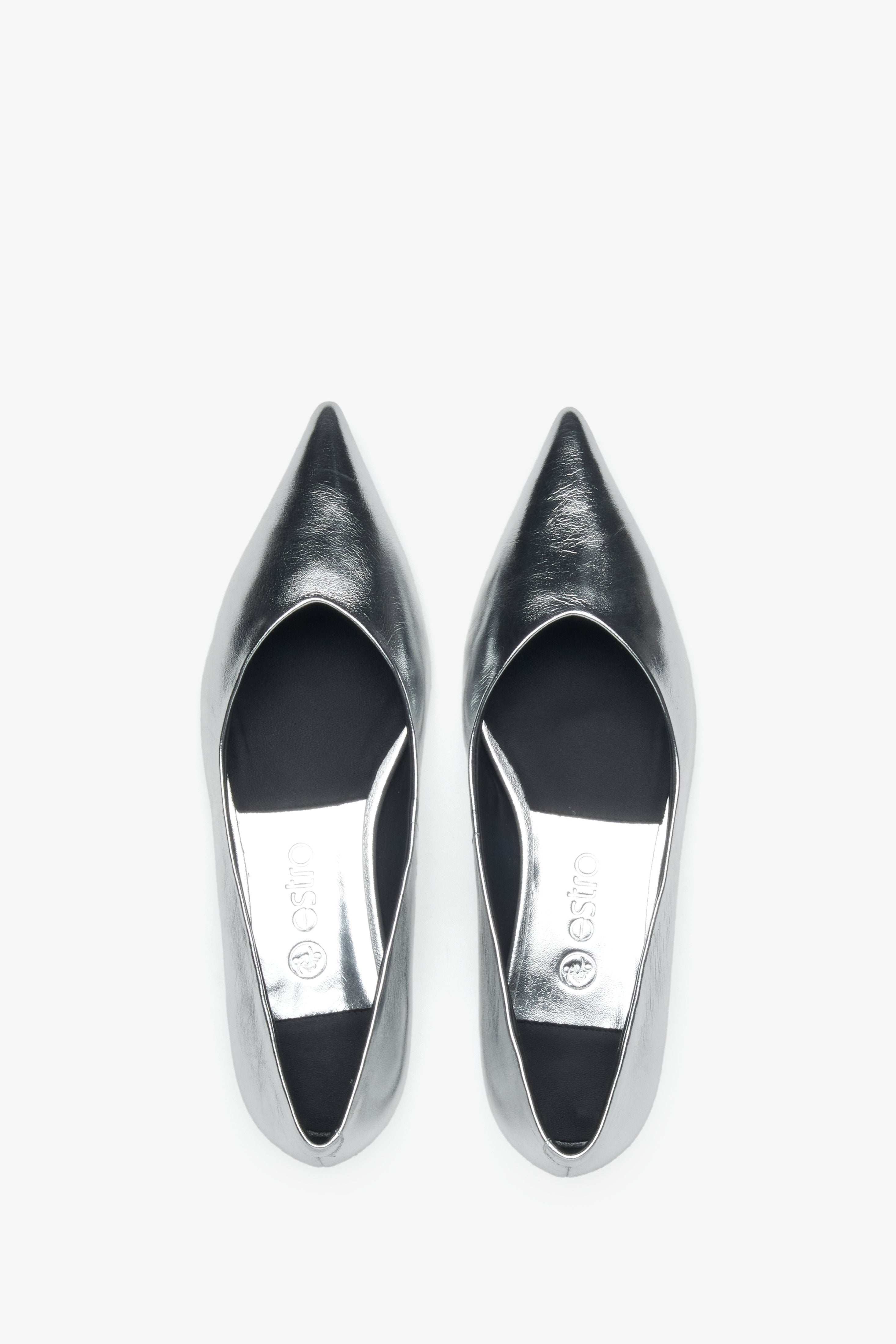 Estro women's silver ballet flats with pointed toes - top view presentation.