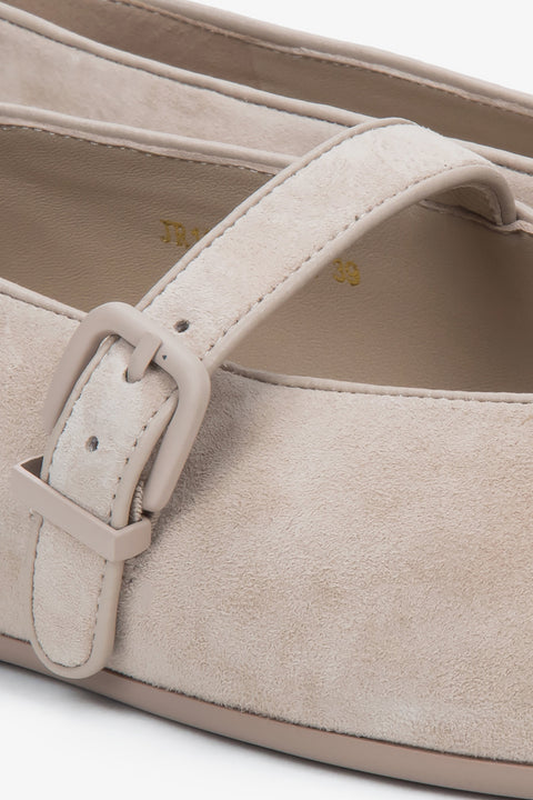 Light beige ballet flats made of soft genuine velour by Estro - close-up of the details.