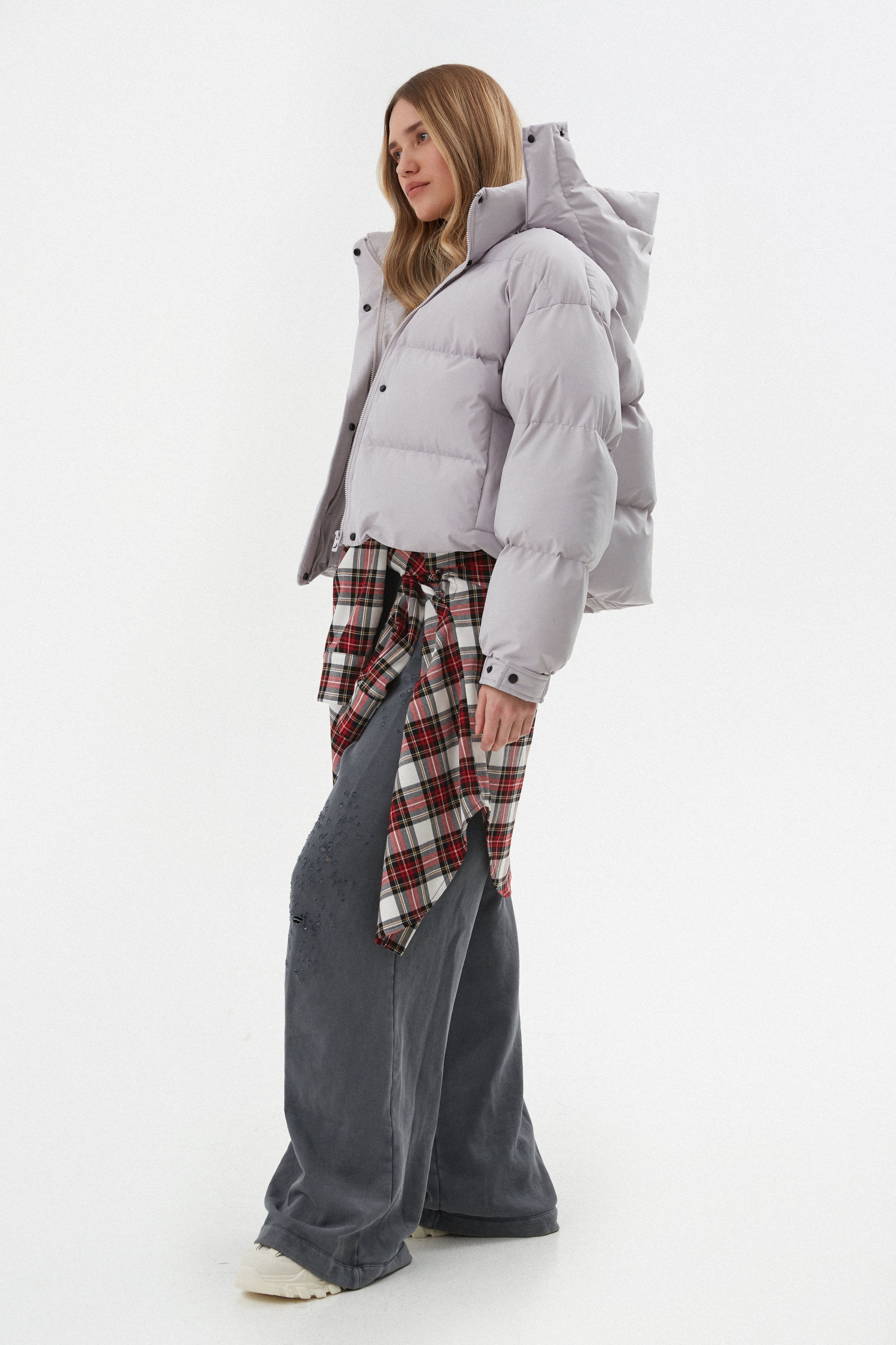 Grey short women's puffer jacket Estro - side view.