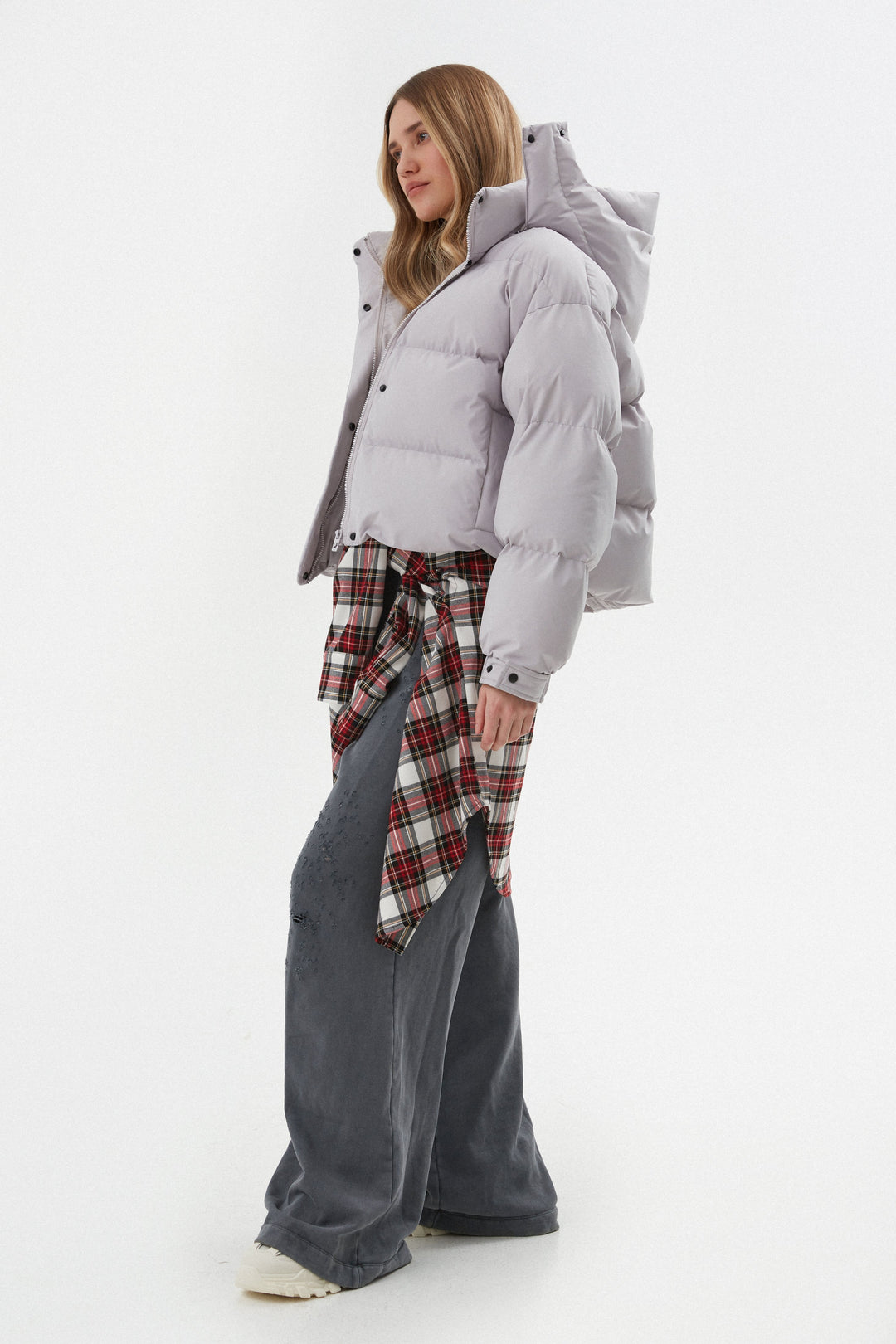 Grey short women's puffer jacket Estro - side view.