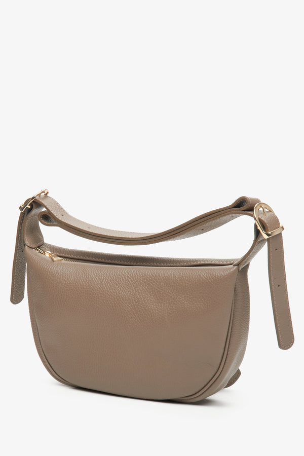 Leather women's shoulder bag by Estro in brown colour - model profile.