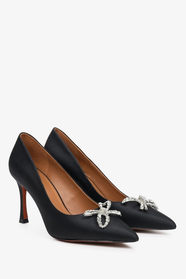 Estro women's stiletto heels with a pointed toe and a stylish bow.