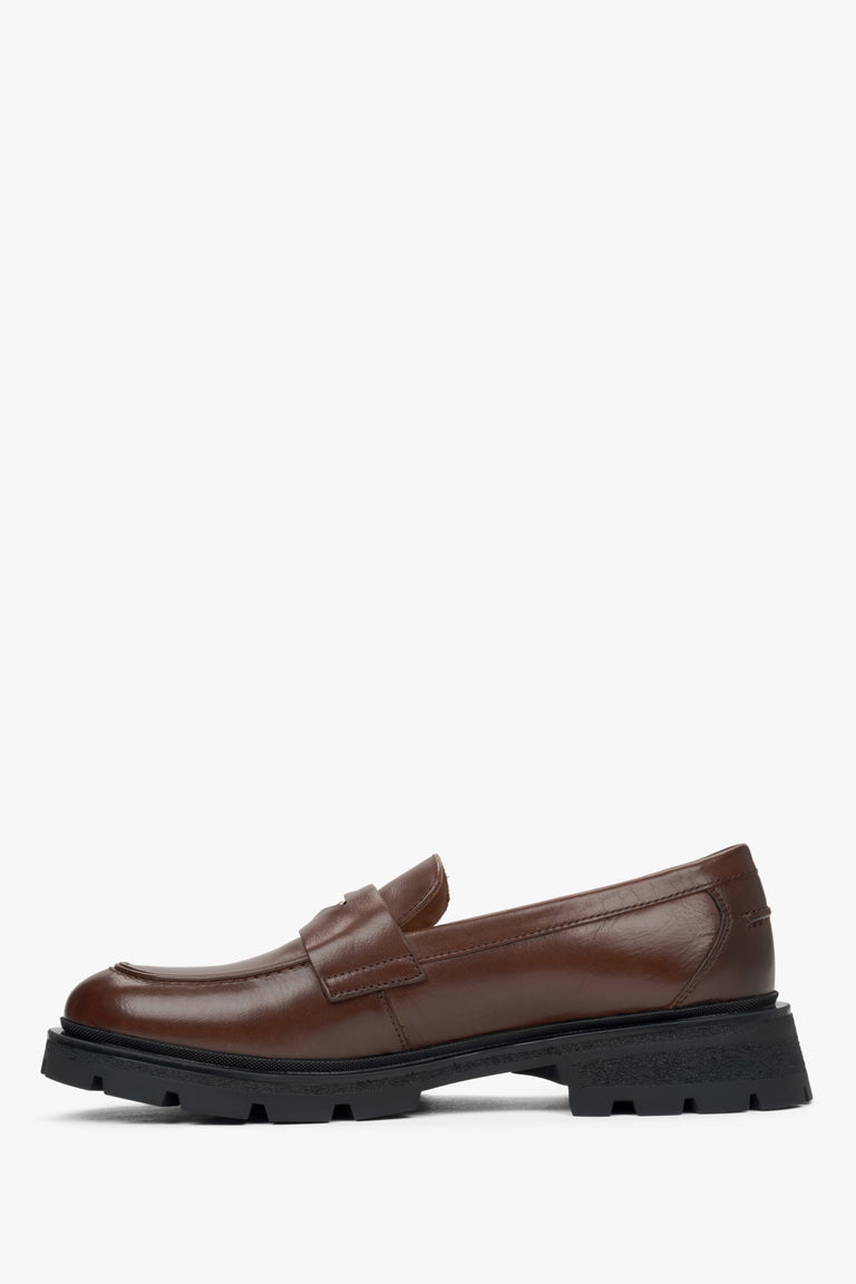 Brown leather women's moccasins Estro - side profile of the shoe.