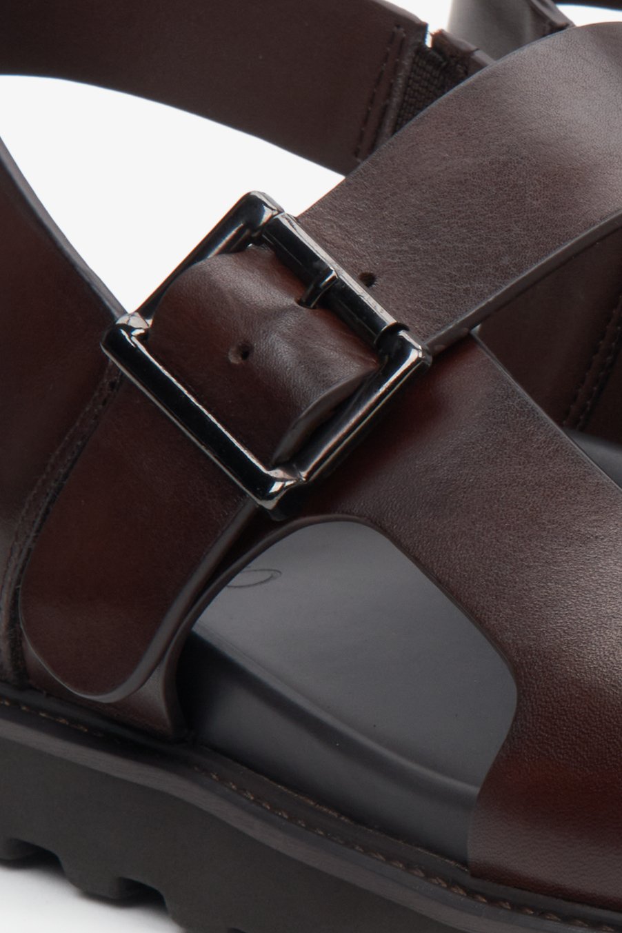 Men's saddle brown genuine leather sandals Estro - a close-up on details.