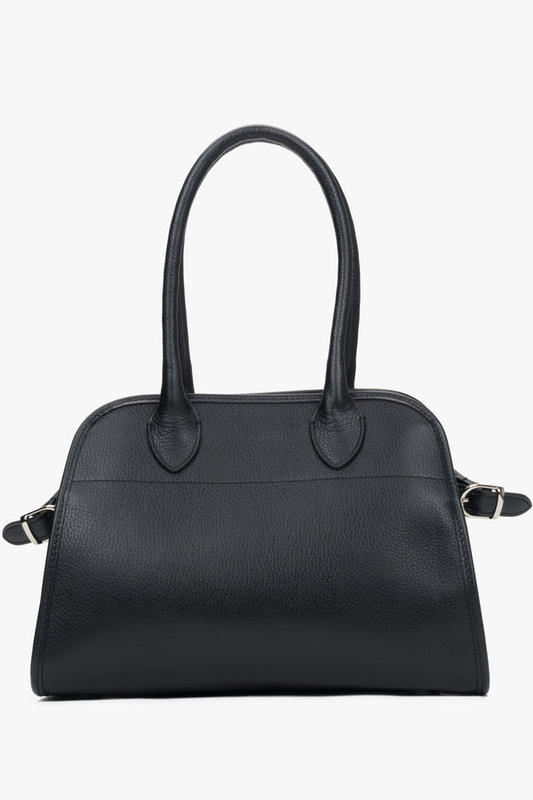 Convenient black women's satchel handbag, made of premium Italian leather, from the Estro brand.