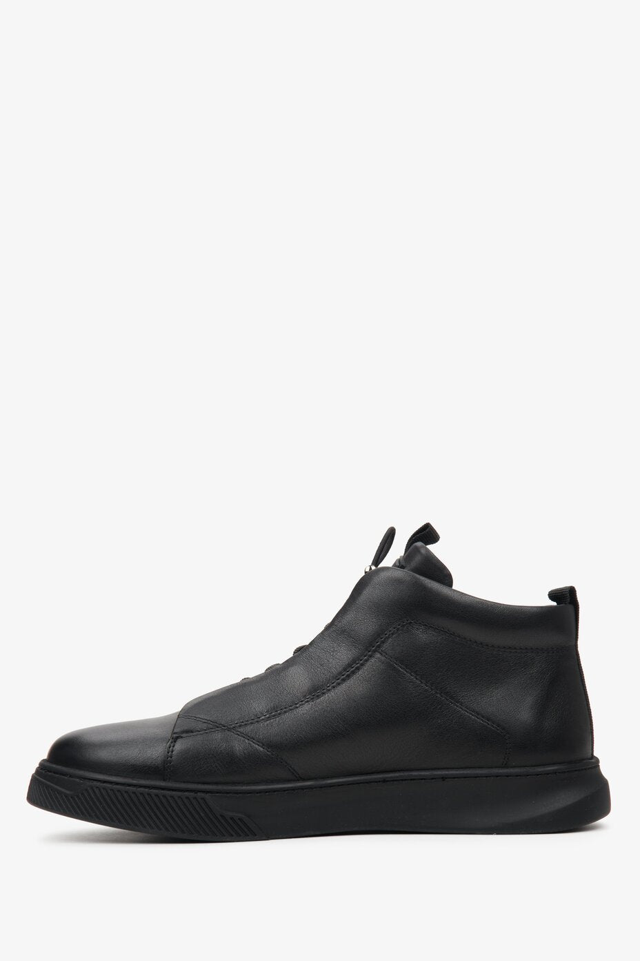 Elevated men's ankle boots by Estro in black made of genuine leather - shoe profile.