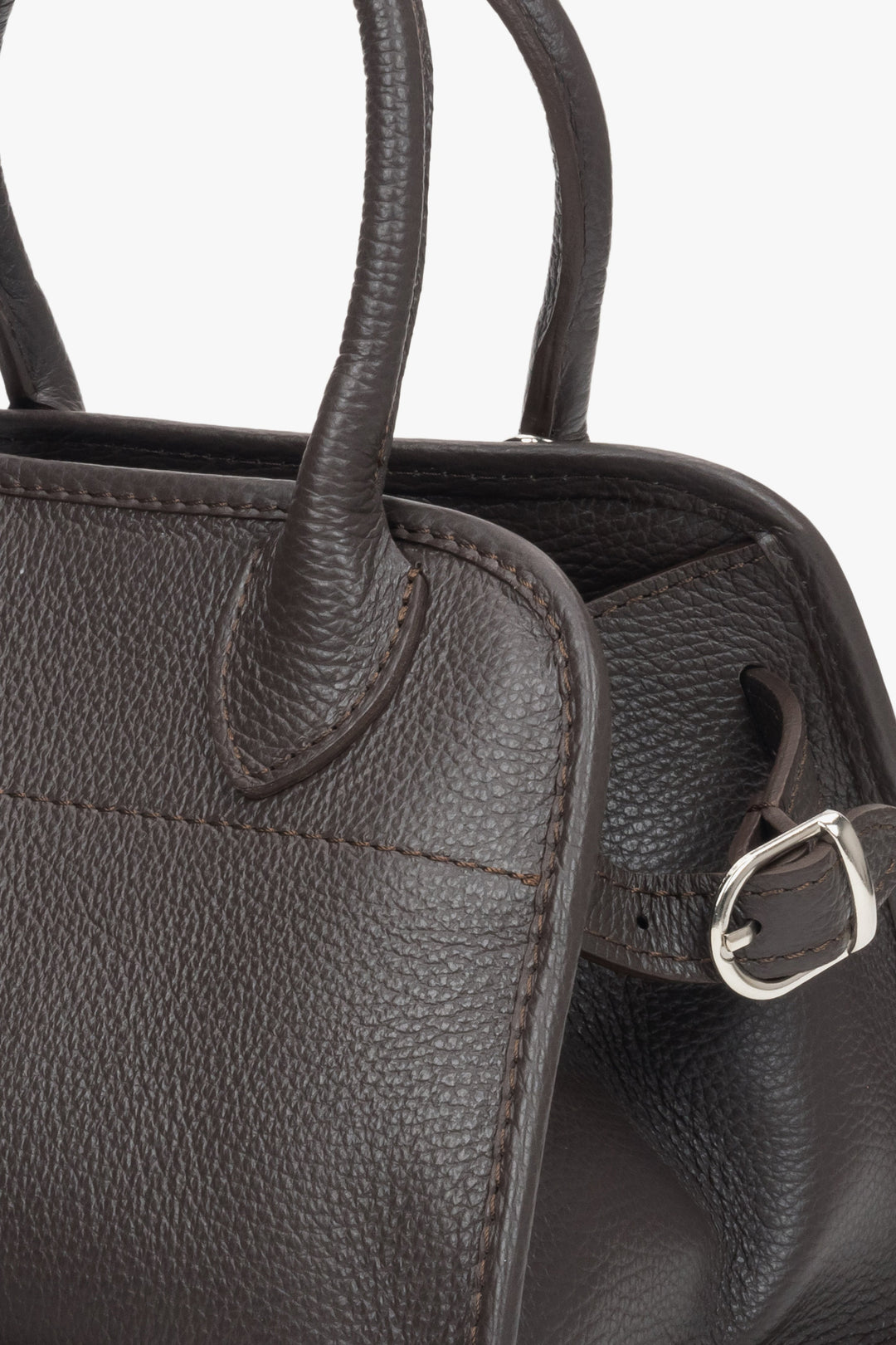 Women's dark brown satchel bag made of Italian genuine leather by Estro - close-up of the details.