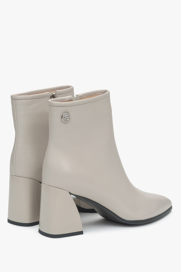 Light beige leather women's ankle boots with a pointed toe and heel, Estro - close-up of the back of the model.