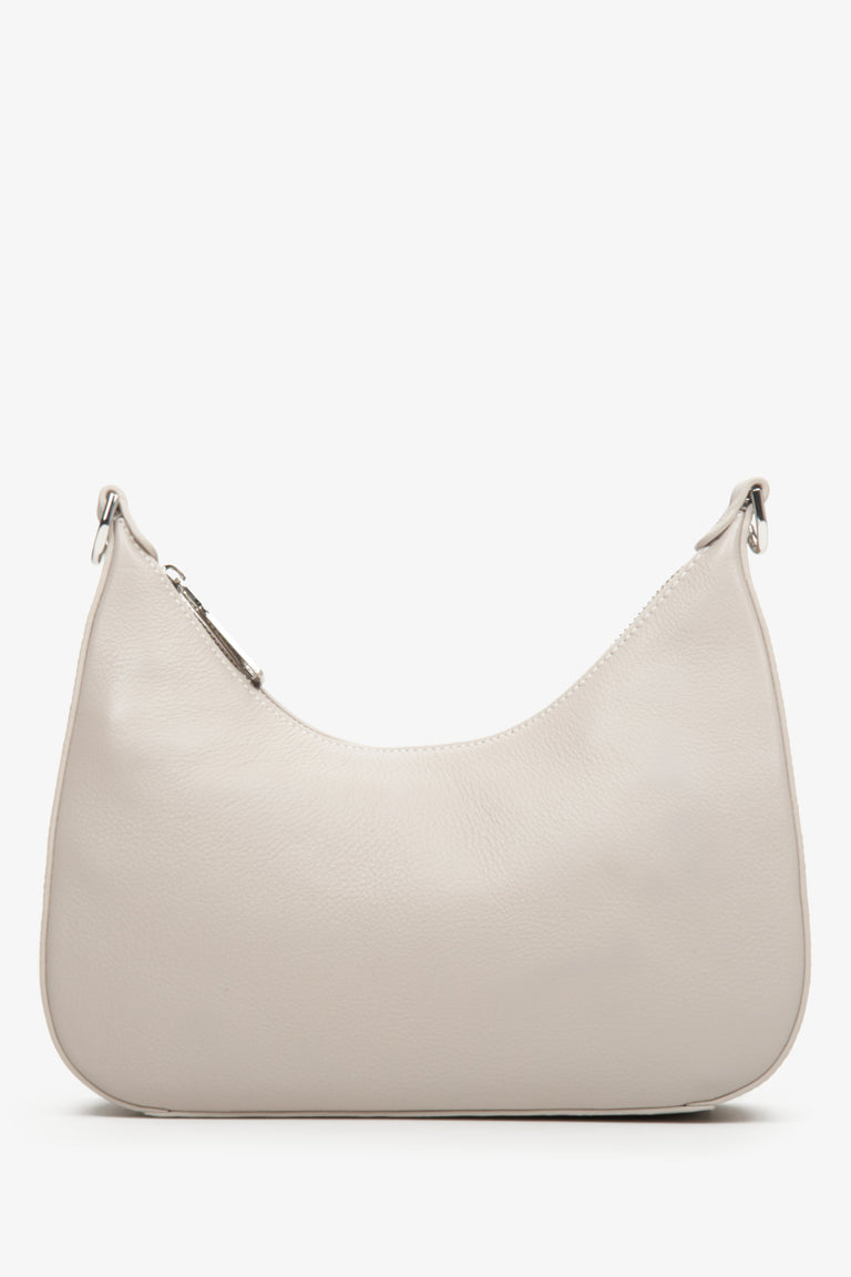 Women's light beige bag by Estro - perfect for fall.