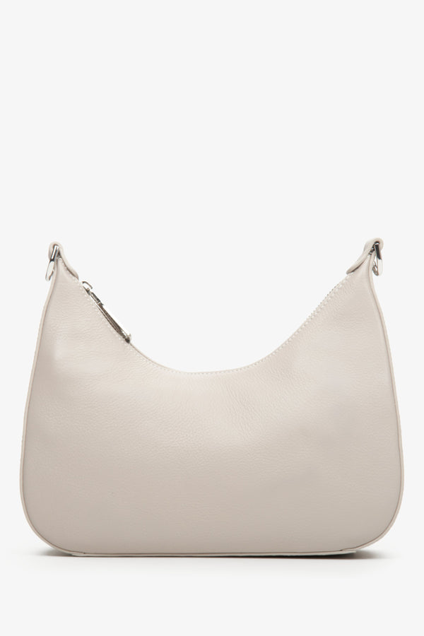 Women's light beige bag by Estro - perfect for fall.