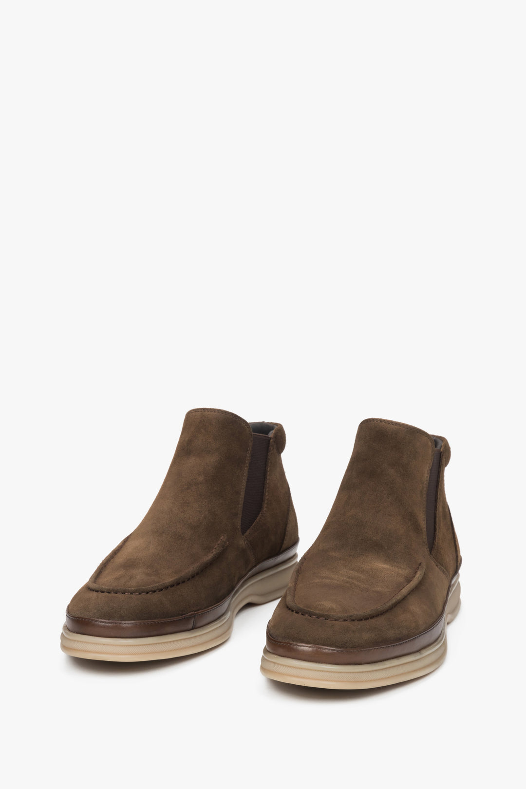 Dark brown velour slip-on men's chelsea boots Estro – close-up of the toe.